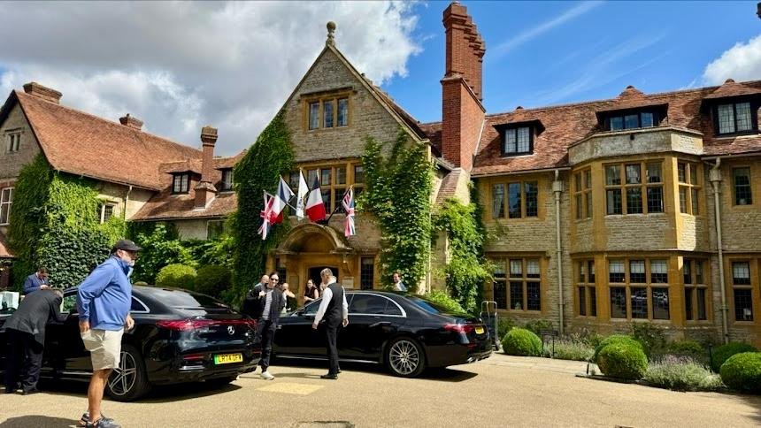 Bicester Taxi Shuttle Service by Skyline Airport Transfers offering reliable airport transfers, executive chauffeur services and local taxi travel across Oxfordshire and the UK.